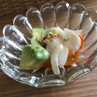 アボカドと新玉ねぎ、ミニトマトの簡単サラダ